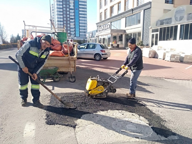 Bozuk Yollar Ve Yaya Kaldırımları Onarılıyor