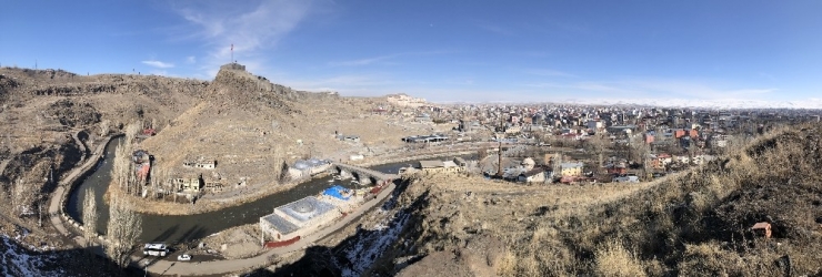 Kars’ta 19. Yüzyılda Yapılan Tarihi Binalar Yok Oluyor