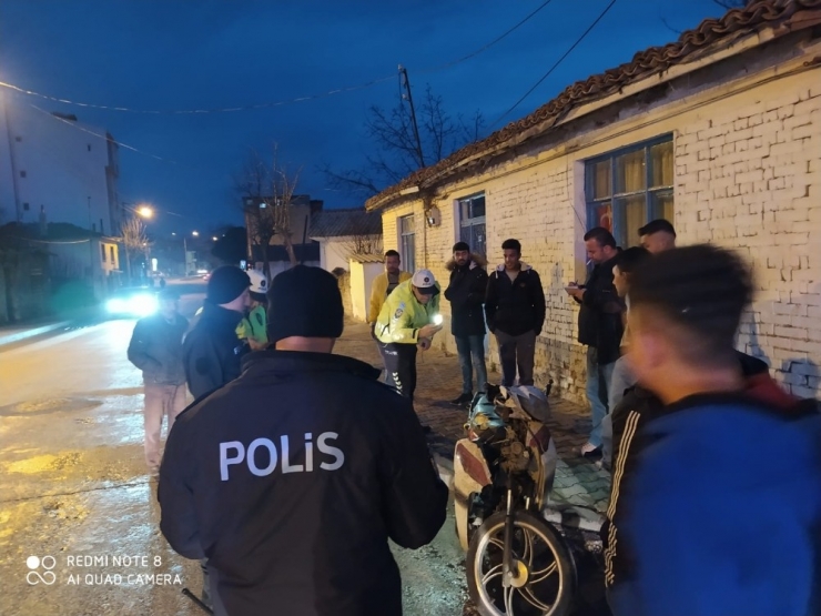 Otomobile Çarpan Motosikletli Yaralandı