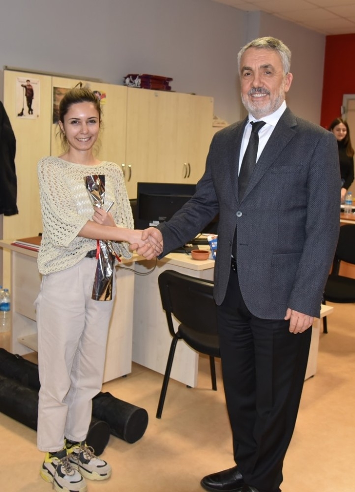 Rektör Bilgiç’ten Kadın Çalışanlara Karanfil