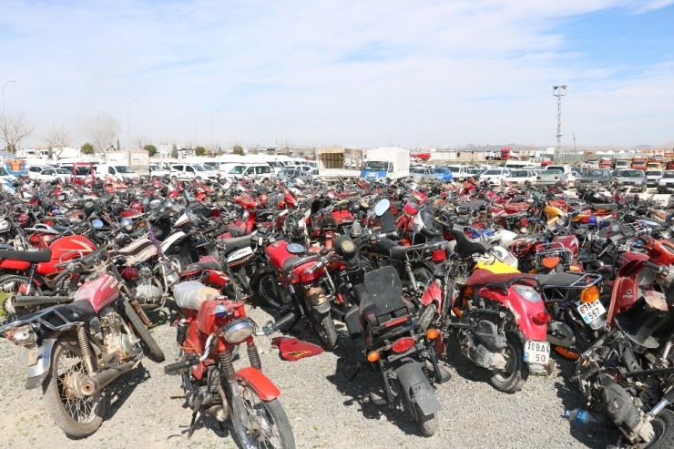 Şanlıurfa’da Binlerce Araç Çürümeye Terk Edildi