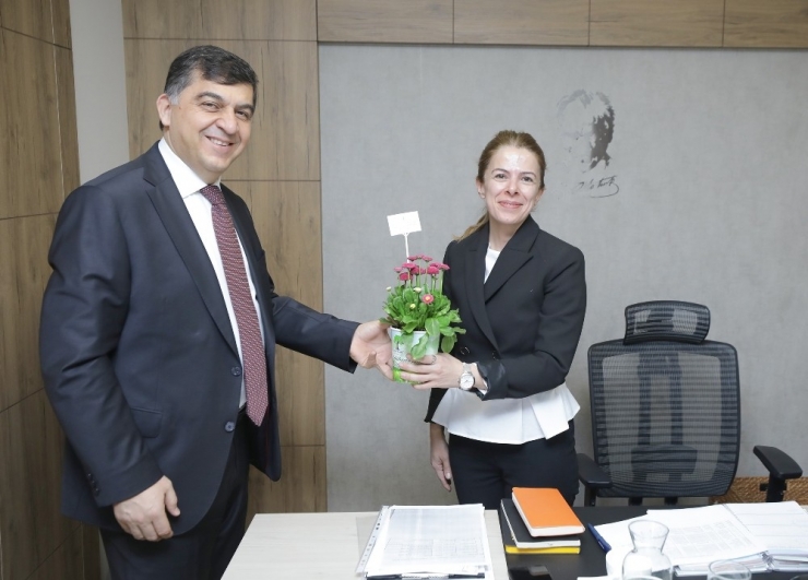 Fadıloğlu, Kadın Personelleri Tebrik Etti