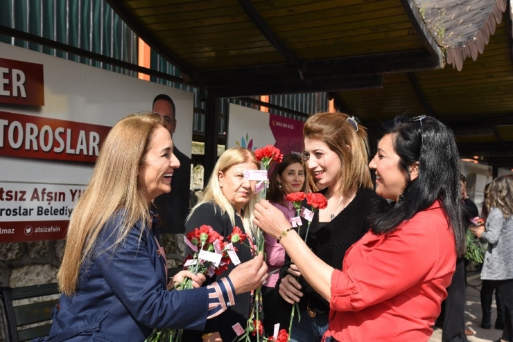 Toroslar’da Kadınlara Kırmızı Karanfil Dağıtıldı