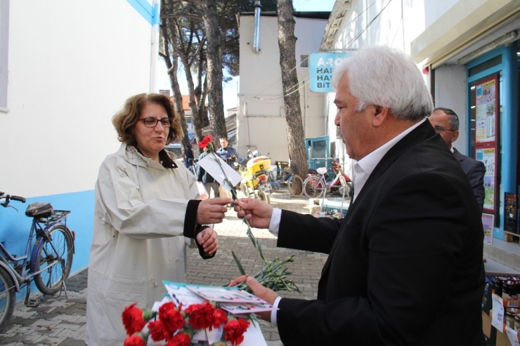 Başkan Akkaya’dan Kadınlara Karanfil