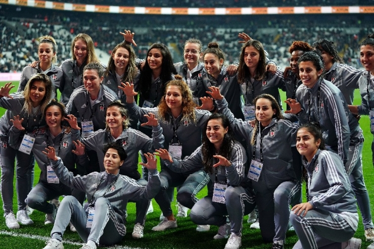 Beşiktaş Kadın Futbol Takımı, Vodafone Park’ı Selamladı