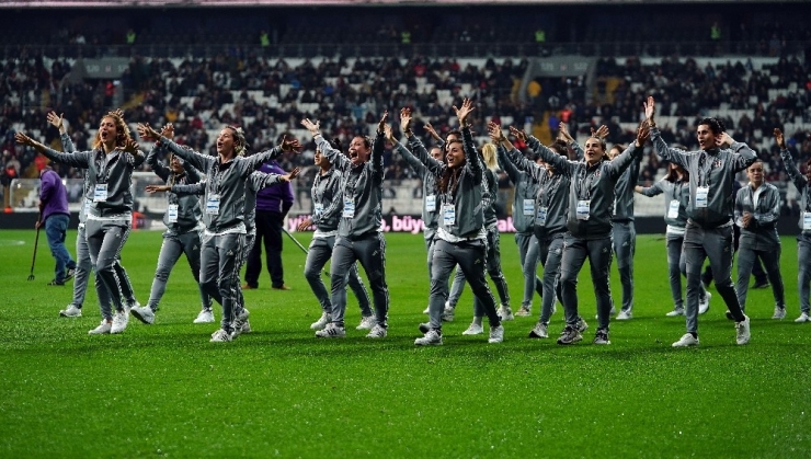 Beşiktaş Kadın Futbol Takımı, Vodafone Park’ı Selamladı