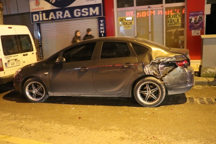 Alkollü Sürücü Dükkana Çarparak Durdu