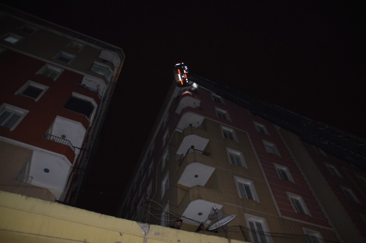 Yangın Çıkan Binada Vatandaşlar Mahsur Kaldı