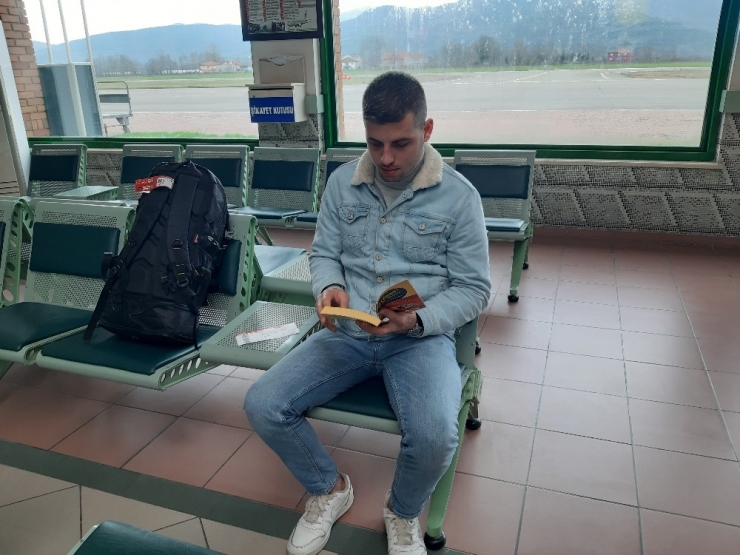 "Yolculuğun Kısa Da Olsa Kitap Oku" Etkinliği Havaalanında Gerçekleşti