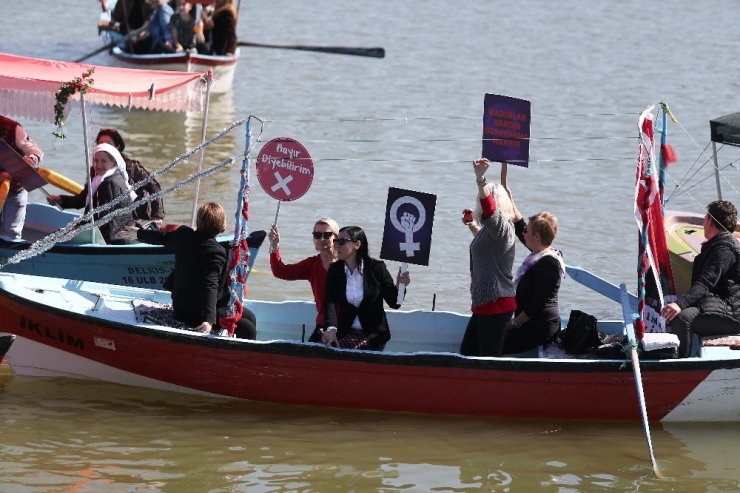Sandalla Göle Açılarak Kadın Haklarına Dikkat Çektiler