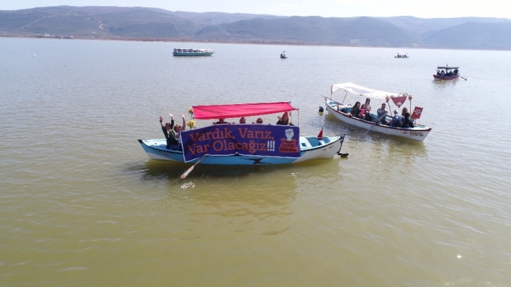 Sandalla Göle Açılarak Kadın Haklarına Dikkat Çektiler