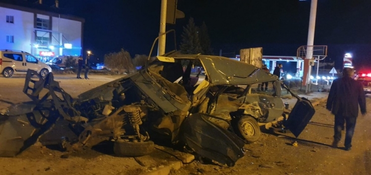 Hafif Ticari Araçla Otomobil Kafa Kafaya Çarpıştı: 1 Ölü 1 Ağır Yaralı