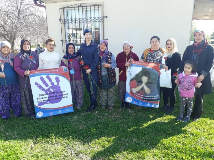 Jandarmadan Kadınlara Çiçek