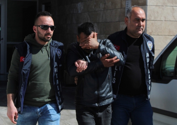 "Bunu Sen Çalmışsın" Dediği Çocuğun Elindeki Telefonu Gasp Etti