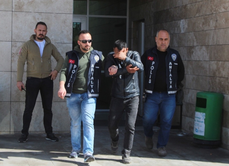 "Bunu Sen Çalmışsın" Dediği Çocuğun Elindeki Telefonu Gasp Etti