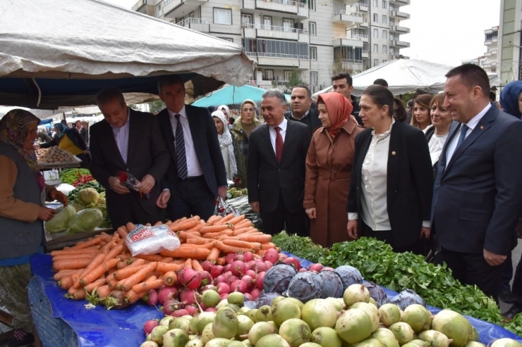Bağlar Belediyesi Kadınlar Günü İçin Kadınlara Semt Pazarı Kimlik Kartı Dağıttı