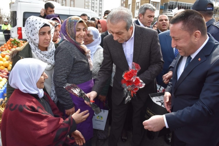 Bağlar Belediyesi Kadınlar Günü İçin Kadınlara Semt Pazarı Kimlik Kartı Dağıttı