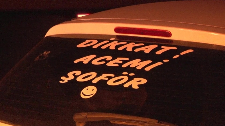 Aracının Arkasına “Dikkat Acemi Şoför” Yazdı, Zincirleme Kazaya Karıştı
