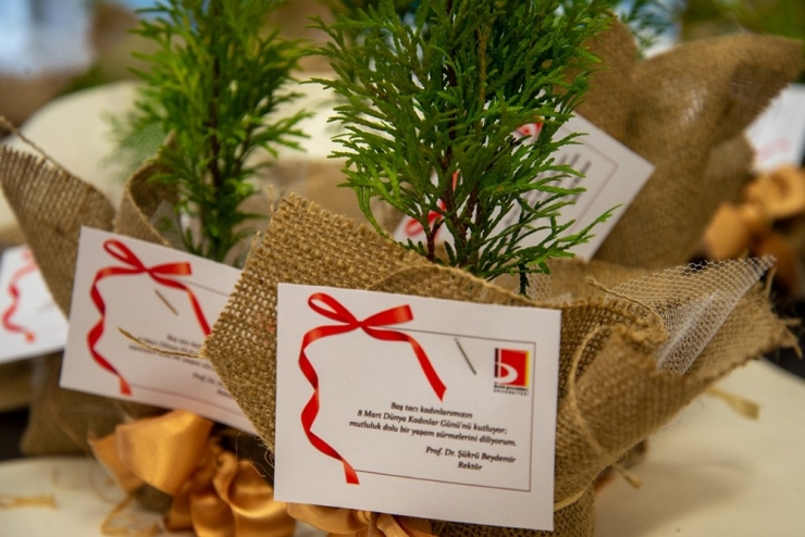 Rektör Beydemir’den Üniversitenin Kadın Çalışanlarına 8 Mart Jesti