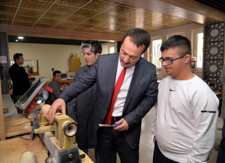 Özel Gereksinimli Atakan Hakkı Bayırlı İstiklal Marşı’nın 10 Kıtasını Ezbere Okudu
