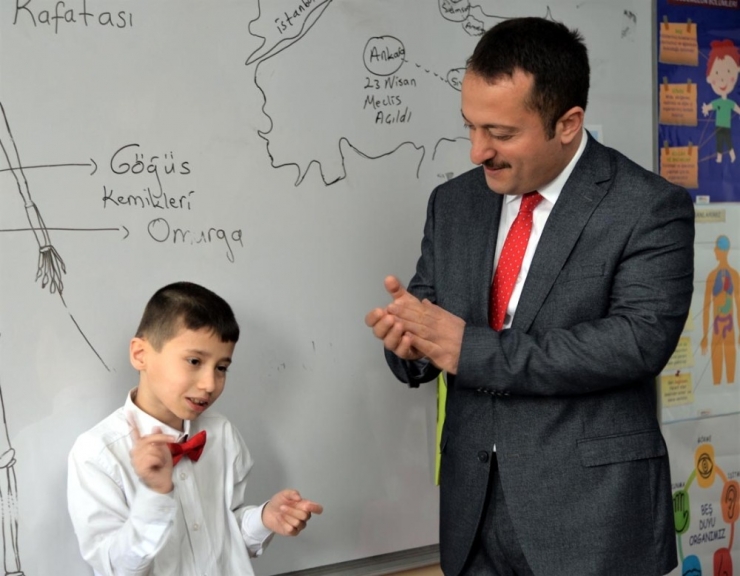 Özel Gereksinimli Atakan Hakkı Bayırlı İstiklal Marşı’nın 10 Kıtasını Ezbere Okudu