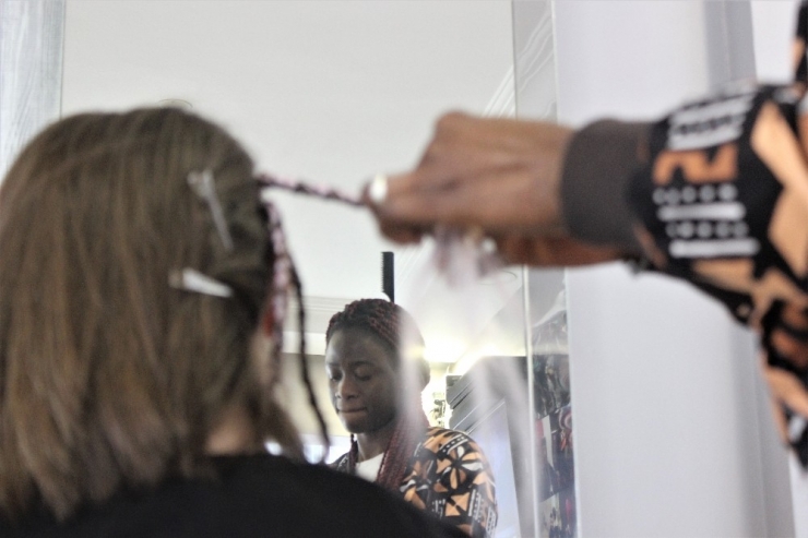 Bursalı Kadınlar Saçlarını Afrikalı Kuaföre Emanet Ediyor