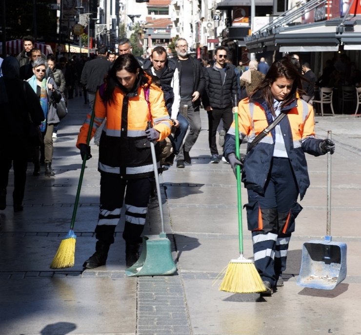 Kadın Süpürgeciler İzmir’e Toz Kondurmuyor