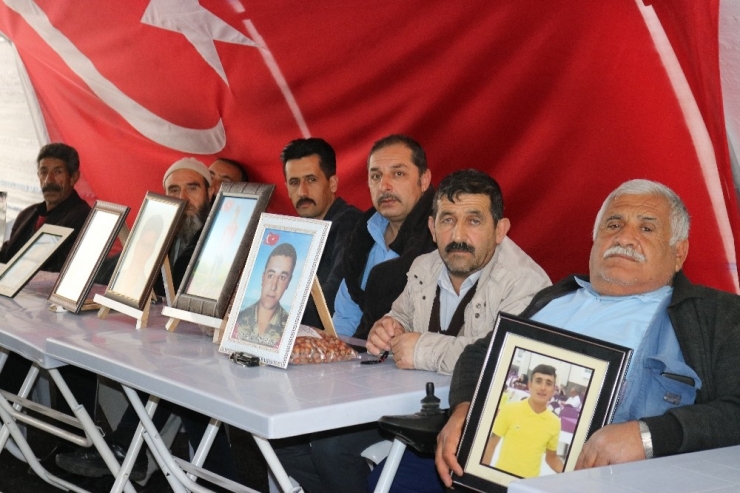 Hdp Önündeki Ailelerin Evlat Nöbeti 187’nci Gününde