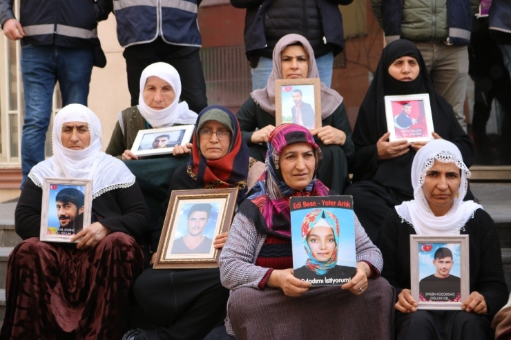 Ailelerin Evlat Nöbeti Çığ Gibi Büyüyor: Bir Aile Daha Evlat Nöbetinde