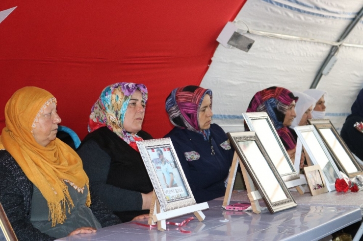 Hdp Önündeki Ailelerin Evlat Nöbeti 187’nci Gününde