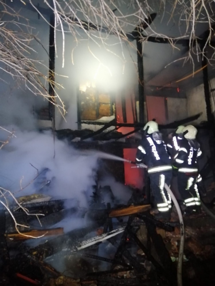 2 Katlı Kerpiç Ev Yangında Alevlere Teslim Oldu