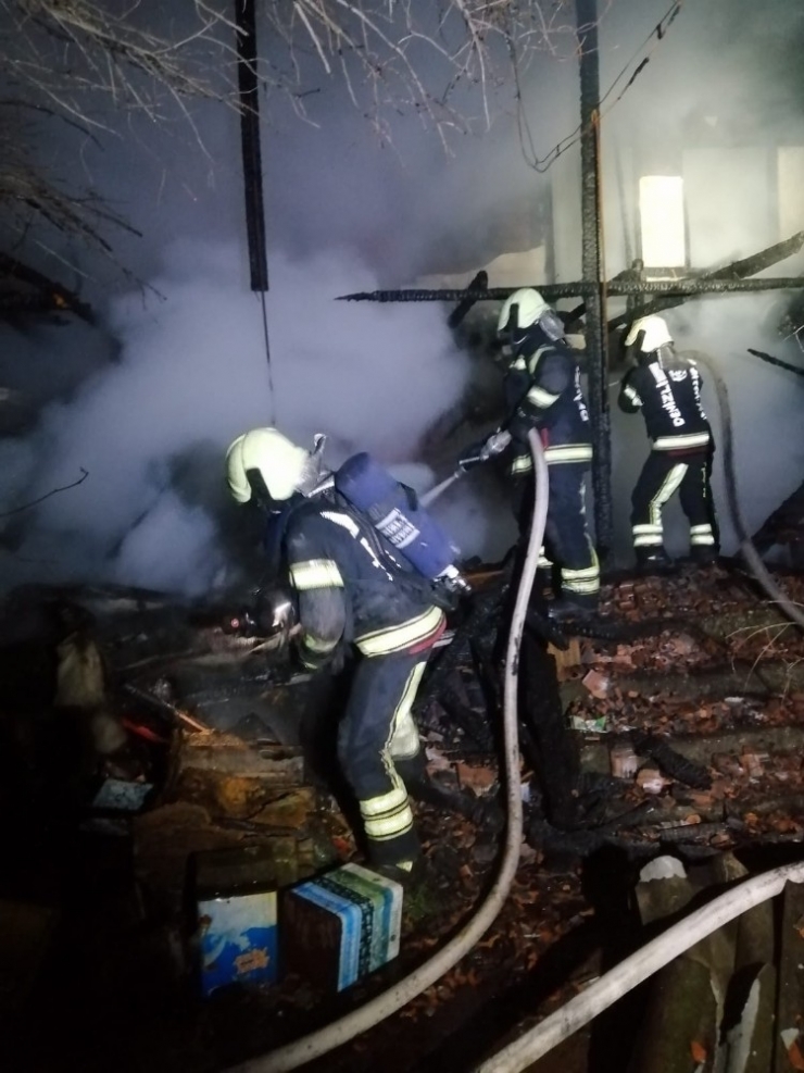 2 Katlı Kerpiç Ev Yangında Alevlere Teslim Oldu