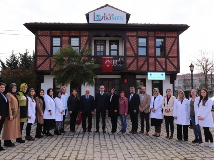 Kadınlar Hediyelerini Başkan Özlü’den Aldılar