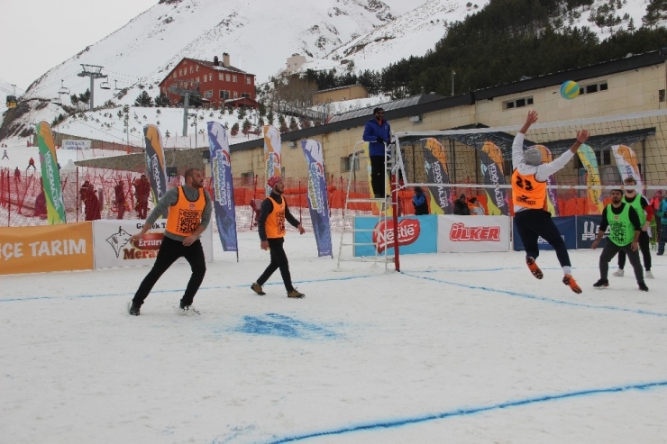 Palandöken’de Kar Voleybolu Heyecanı