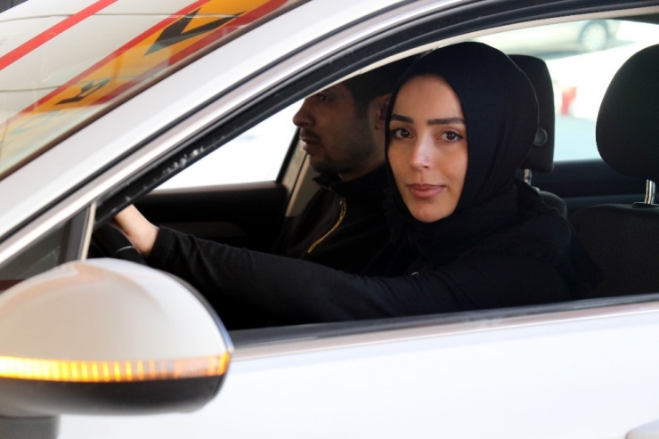 Narin Eller Otomobilleri Test Ediyor