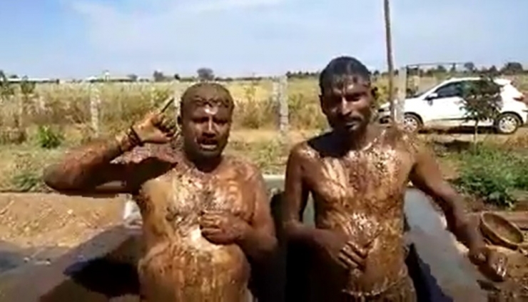 Hindistan’da Korona Endişesiyle İneğin Dışkıyla Duş Alıyorlar