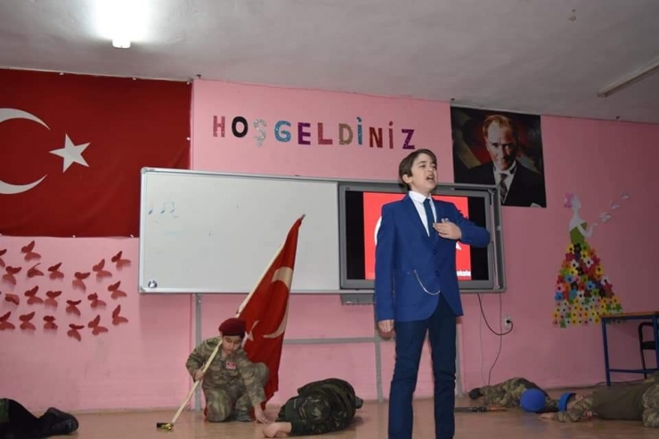 İstiklal Marşı’nı Gözyaşları İçinde Okudu, Bütün Salon Ayakta Alkışladı