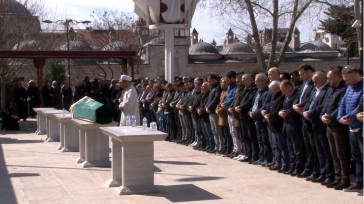 Eşi Tarafından Bıçakla Öldürülen Bankacı Kadın Son Yolculuğuna Uğurlandı