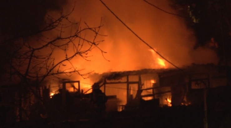 Eyüpsultan’da İki Gecekondu Alev Alev Yandı