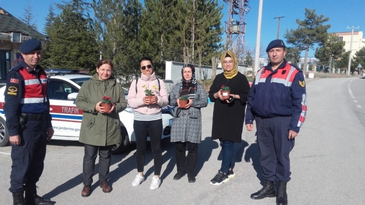 Jandarmadan Trafik Uygulamasında Kadınlara Çiçekli Kutlama