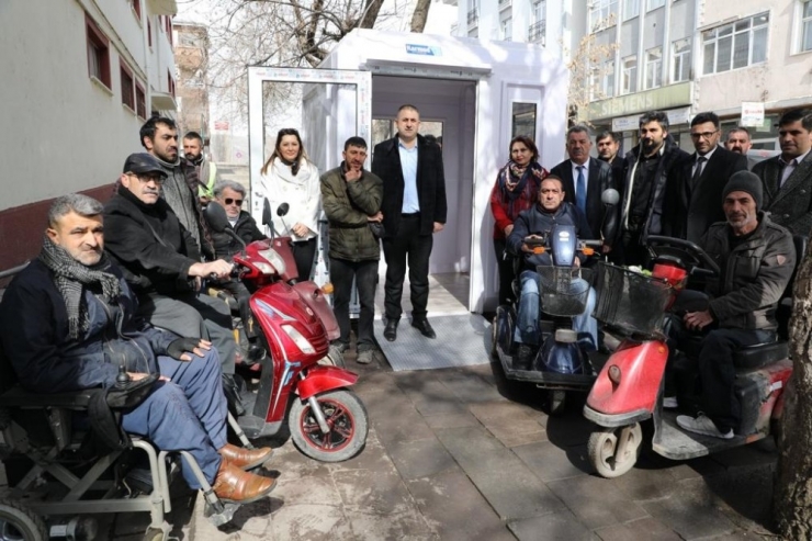 Kars Belediyesi Engelli Vatandaşlara Akü Şarj İstasyonunu Açtı