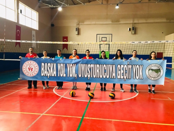 Kars’ta Voleybol Turnuvasında Uyuşturucuya Dikkat Çekildi