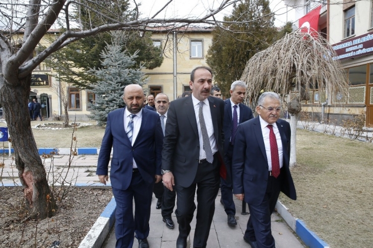 Büyükkılıç: "Hemşehrilerimize Layık Olmak İçin Çalışıyoruz"