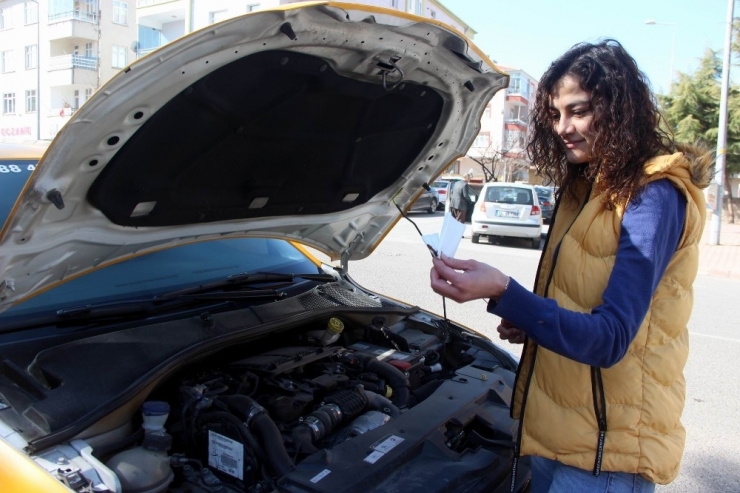 Kayseri’nin Kadın Taksicisi Hüsne: “Kadınlar Dünyayı Yönetebilecek Güçte”