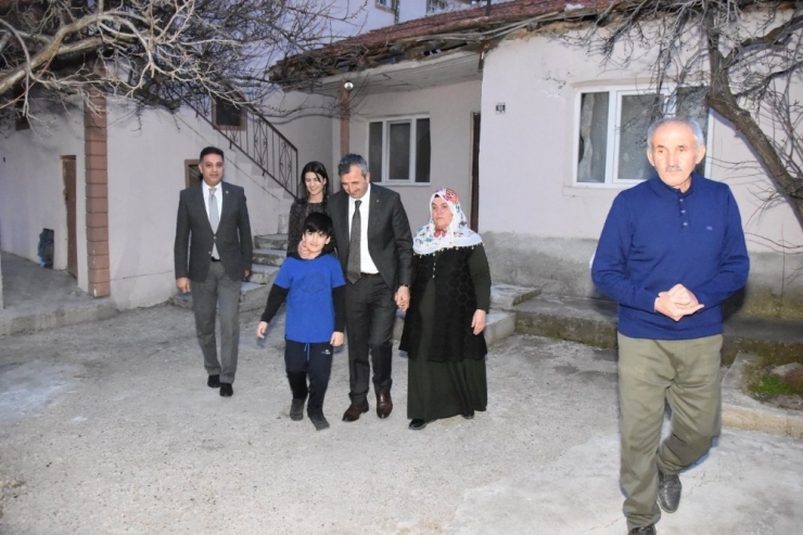 Vali Sezer: "Şehitlerimizin Emanetleri Başımızın Tacıdır"