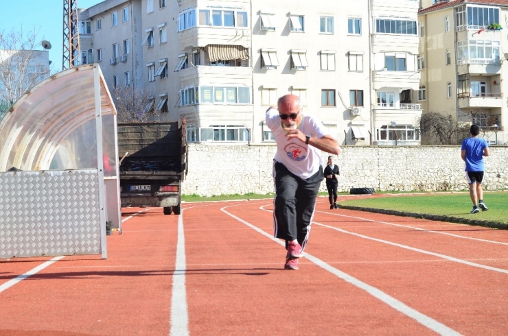 Üç Torun Sahibi, 66 Yaşında, Rekoru Hala Kırılamıyor