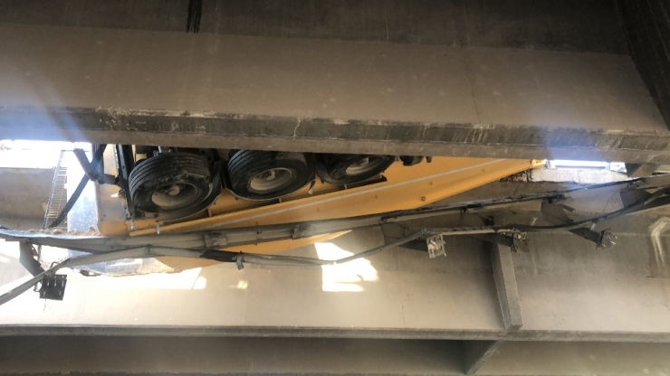 Tem’de Zincirleme Kaza: Tır Ve Otomobil Viyadükten Uçtu