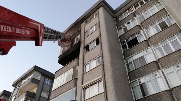 Alevlere Teslim Olan Binada Mahsur Kalanları İtfaiye Kurtardı