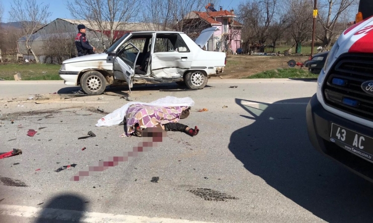 Motosikletle Otomobil Çarpıştı: 1 Ölü, 1 Yaralı