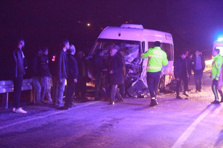 Mersin’de İşçi Otobüsü İle Otomobil Çarpıştı: 1 Ölü, 11 Yaralı